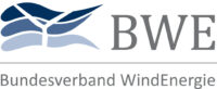 Mit über 20.000 Mitgliedern gehört der Bundesverband WindEnergie e.V. (BWE) zu den weltweit größten Verbänden der Erneuerbaren Energien. Der BWE vertritt über 2.100 Betreibergesellschaften und weitere 1.100 Hersteller, Zulieferer und Dienstleister der Branche. Gemeinsam mit seinen Mitgliedern setzt sich BWE seit Jahren erfolgreich für einen nachhaltigen und effizienten Ausbau der Windenergie im Sinne des Klima- und Naturschutzes in Deutschland ein.